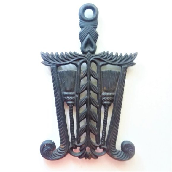 VTG Trivet Cast Iron Tassel & Grain T-6 10 Black Footed Wall Deco Broom Scroll - Picture 1 of 4